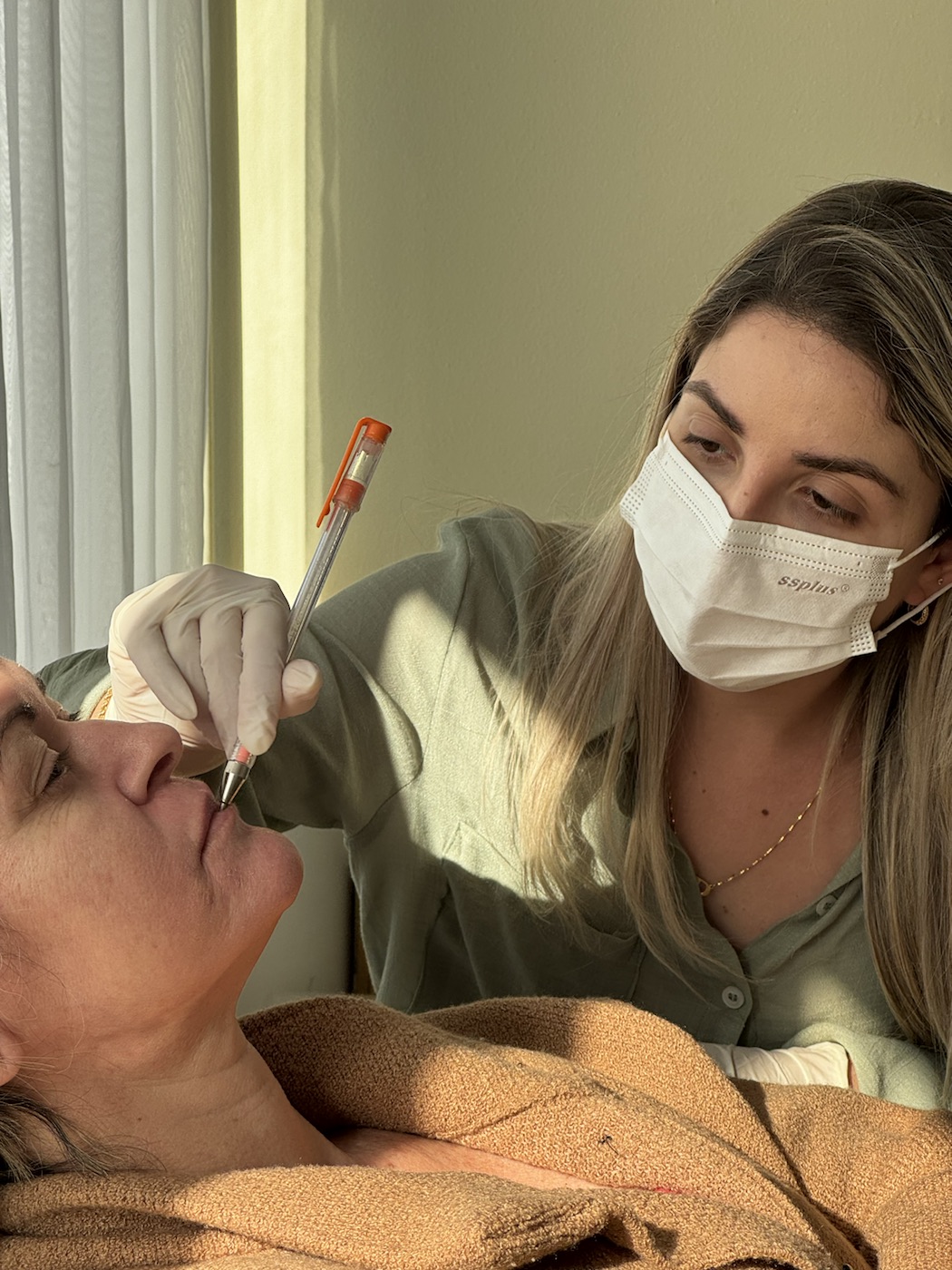 Dra. Amanda Poldi — Peeling Químico